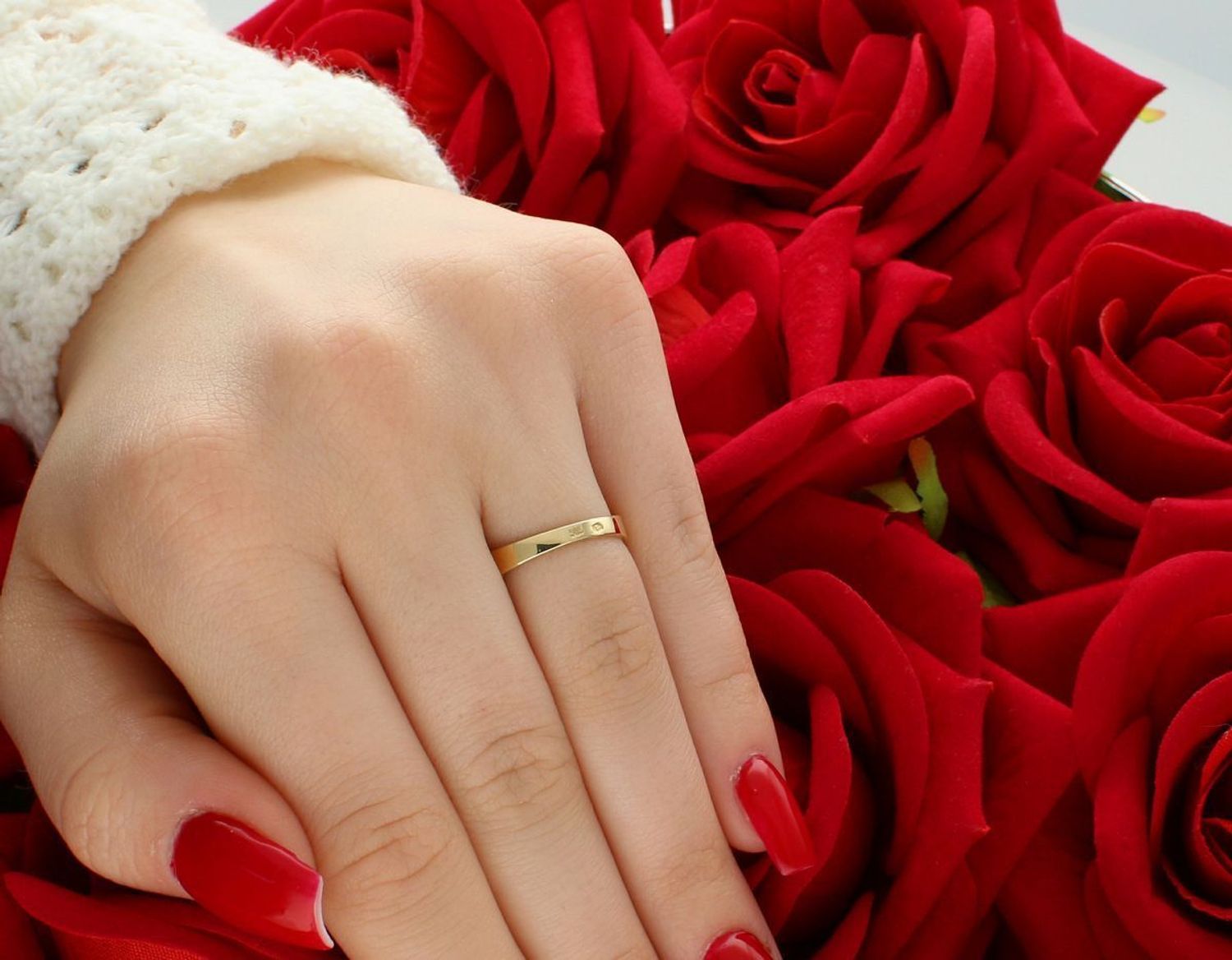 Pierścionek damski ze złota próby 585, zdobiony lśniącymi cyrkoniami. Waga 2,03 g, szerokość góry 5 mm, rozmiar 13. Idealny na prezent i wyjątkowe okazje.1.jpg